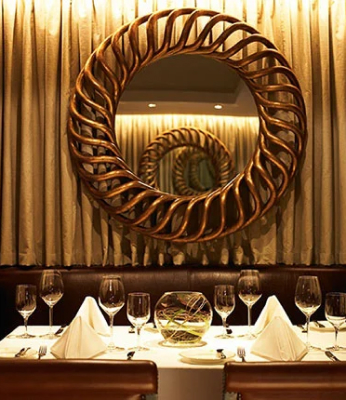 Elegant dining table with mirror decor